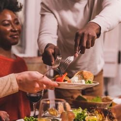 Pesquisadores estudam se comer demais pode prejudicar o cérebro e outras funções do corpo. Alguns resultados podem ser surpreendentes.