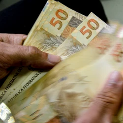 O novo valor do piso teve reajuste de 6,79% em relação ao praticado atualmente, que é de R$ 1.518