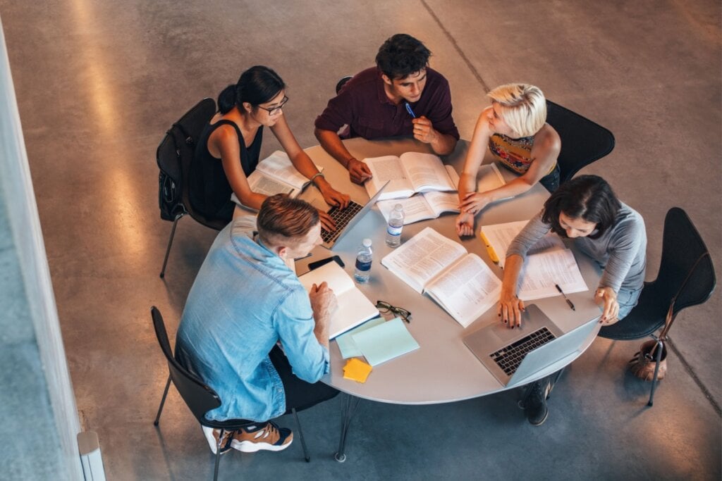 É importante ir preparado para participar de dinâmicas em grupo e mostrar competências socioemocionais no processo de seleção (Imagem: Jacob Lund | Shutterstock)