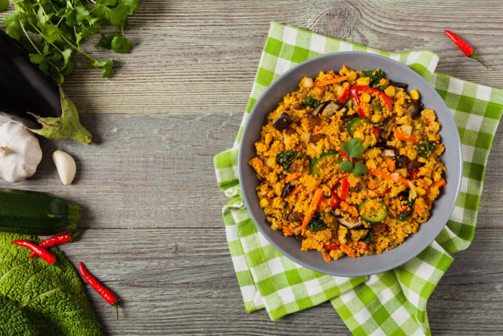 O cuscuz marroquino acompanhado de vegetais é uma ótima opção nutritiva e saborosa para a ceia de Natal (Imagem: gkrphoto | Shutterstock)