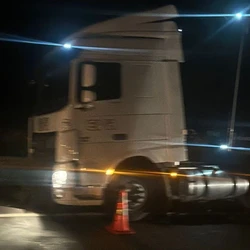 De acordo com a Polícia Rodoviária Federal (PRF), o condutor do carro perdeu o controle da direção, invadiu a contramão e bateu de frente com a carreta