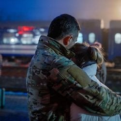 A perigosa e longa viagem atravessa a zona de guerra, mas é também "cheia de esperança".