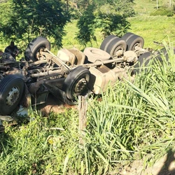 Passageiro morreu com a batida, já o motorista ficou ferido e foi levado para um hospital da cidade; Eles seguiam para Minas Gerais