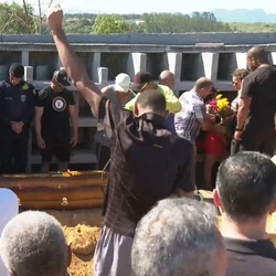 Familiares e amigos se despediram do casal e das duas crianças em uma cerimônia que contou com homenagens e um cortejo, nesta quinta-feira (25)