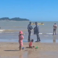 Suspeito de 29 anos, que cumpria liberdade condicional, nadou cerca de 800 metros para tentar escapar dos policiais