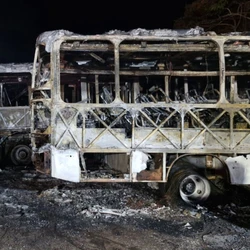 Chamas atingiram ônibus, micro-ônibus e vans durante a madrugada