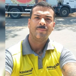 Discussão envolveu um policial militar e dois irmãos e teria começado por causa de veículo estacionado; PM foi baleado na perna e o outro suspeito permanece internado em estado grave
