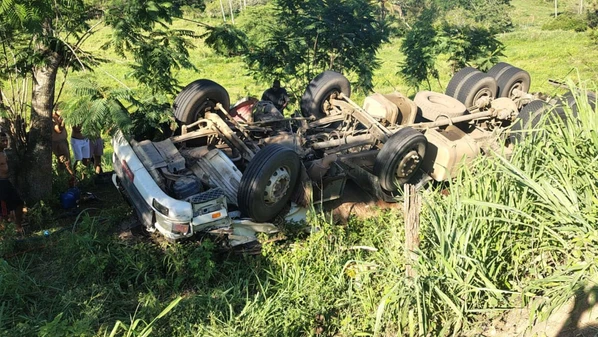 Passageiro morreu com a batida, já o motorista ficou ferido e foi levado para um hospital da cidade; Eles seguiam para Minas Gerais