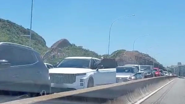 Por volta das 10h57, houve liberação de uma faixa no sentido Vitória–Vila Velha, mas o congestionamento continuava grande. Pouco depois, às 11h, motoristas relataram trânsito parado desde a Avenida Carioca, em Vila Velha