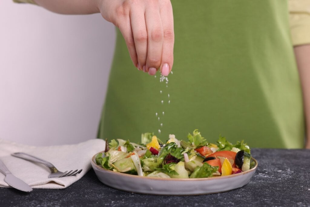 Alimentos com grande quantidade de sal aumentam a retenção de líquido e desidratam o corpo (Imagem: New Africa | Shutterstock)