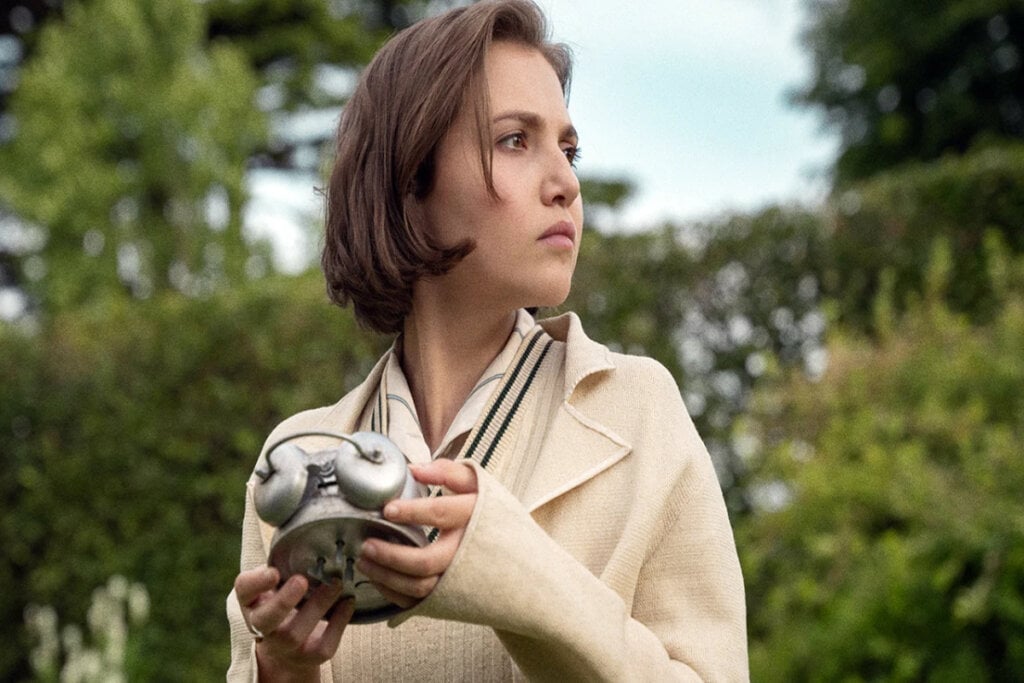 “Os Sete Relógios de Agatha Christie” adapta o romance clássico e mergulha a protagonista em uma trama de segredos e pistas misteriosas (Imagem: Reprodução digital | Netflix)