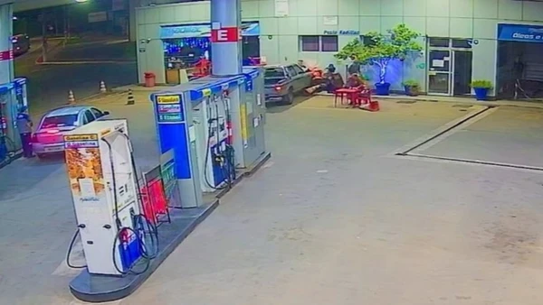 Frentista teve as duas pernas quebras em atropelamento em posto de combustíveis de Cariacica