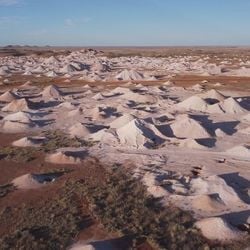 Em cidade incomum no deserto australiano, tudo é subterrâneo – de igrejas a área de acampamentos. Com aquecimento global pela frente, deveríamos todos estar indo para o subsolo?