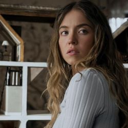 Atriz estrela 'A Empregada', suspense psicológico baseado em livro de sucesso, com estreia prevista no Brasil para 1º de janeiro de 2026.