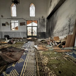 Ataque foi o mais recente contra a comunidade alauíta e a segunda explosão em local de culto desde que as autoridades islâmicas assumiram o poder