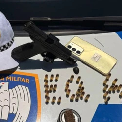 Segundo a polícia, homem sem habilitação escapou por área de mata após simular defeito no veículo; ele não foi localizado