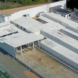 Fugitivos aproveitaram o momento do banho de sol para escapar por um buraco aberto na grade de proteção da unidade prisional