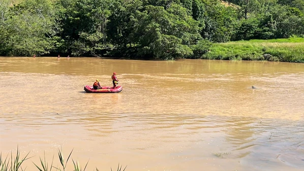 Homem tentou ajudar menino quando ele começou a se afogar, mas também desapareceu na água; corpos foram encontrados nesta sexta (26), um dia depois do afogamento