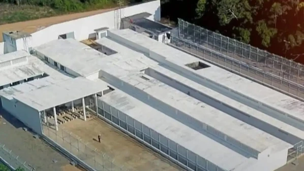 Fugitivos aproveitaram o momento do banho de sol para escapar por um buraco aberto na grade de proteção da unidade prisional