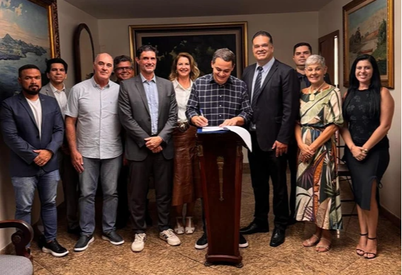 Assinatura do Dia Municipal dos profissionais do Mercado Imobiliário. Crédito: Divulgação