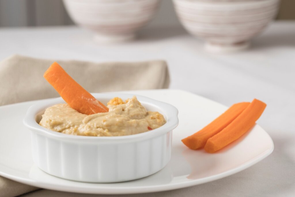 Palito de cenoura com homus (Imagem: Gregório Johnston | Shutterstock)