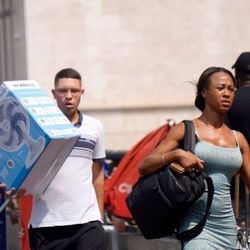 Exposição ao calor causa sintomas graves, como exaustão pelo calor e insolação: saiba como se proteger.