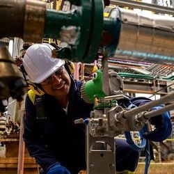 País vizinho cresceu acima do esperado neste ano, mas ainda precisa resolver alguns problemas. Qual foi o papel do governo de Gustavo Petro nesse resultado?