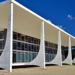 A PF divulgou ainda que também foram impostas medidas como proibição de uso de redes sociais, de contato com outros investigados, a entrega de passaportes, a suspensão de documentos de porte de arma de fogo e a proibição de visitas.