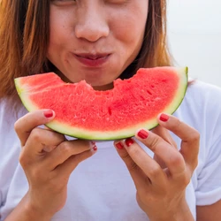 O calor intenso, a manipulação inadequada dos alimentos e o consumo de comidas de procedência duvidosa estão entre os principais fatores de risco