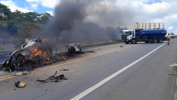 Batida entre dois carros causou a morte de 11 pessoas, na divisa entre Bahia e Espírito Santo
