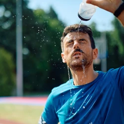 A hidratação é uma das principais formas de prevenir os efeitos do calor extremo e deve ocorrer ao longo de todo o dia, mesmo na ausência de sede