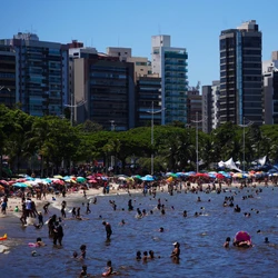 Somente em Vitória são 8 pontos em que a água apresenta risco à saúde, inclusive em uma das praias mais movimentadas neste último domingo de 2025