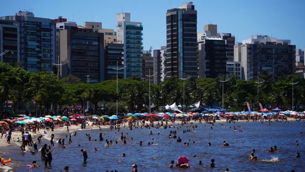 Somente em Vitória são 8 pontos em que a água apresenta risco à saúde, inclusive em uma das praias mais movimentadas neste último domingo de 2025