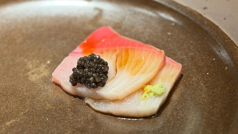 Hamachi com caviar servido no Ma Omakase, em Vitória