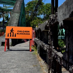 Intervenção começou nesta segunda-feira (29) e prevê troca do guarda-corpo da passarela, principal ponto de risco para pedestres