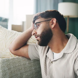 Entre metas acumuladas, balanços pessoais, pressão social e uma rotina que parece correr em velocidade máxima, o corpo e a mente entram em alerta