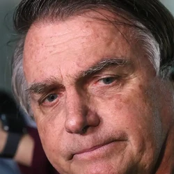 Médicos afirmaram que procedimento realizado nesta segunda (29) foi "tranquilo" e que o quadro de Bolsonaro está "evoluindo de forma bastante satisfatória"