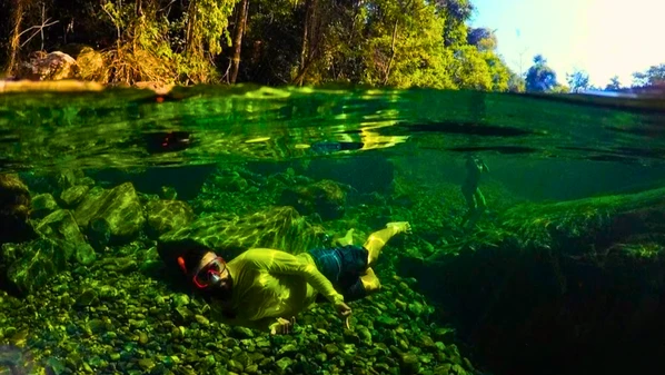 Do litoral às montanhas, esses refúgios naturais oferecem águas calmas, paisagens preservadas e experiências perfeitas para relaxar, mergulhar e fugir da agitação