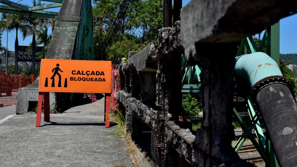 Intervenção começou nesta segunda-feira (29) e prevê troca do guarda-corpo da passarela, principal ponto de risco para pedestres