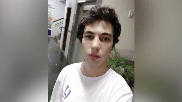 Polícia foi acionada após um vizinho notar sangue próximo à porta da casa da vítima, que estava trancada; caso aconteceu no domingo (28)