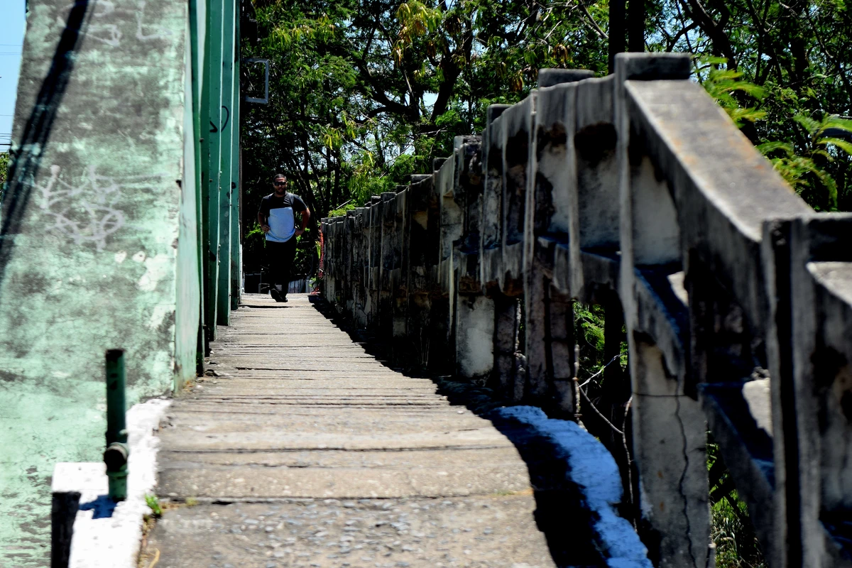 Passarela de pedestres na ponte de São Toquarto por Fernando Madeira