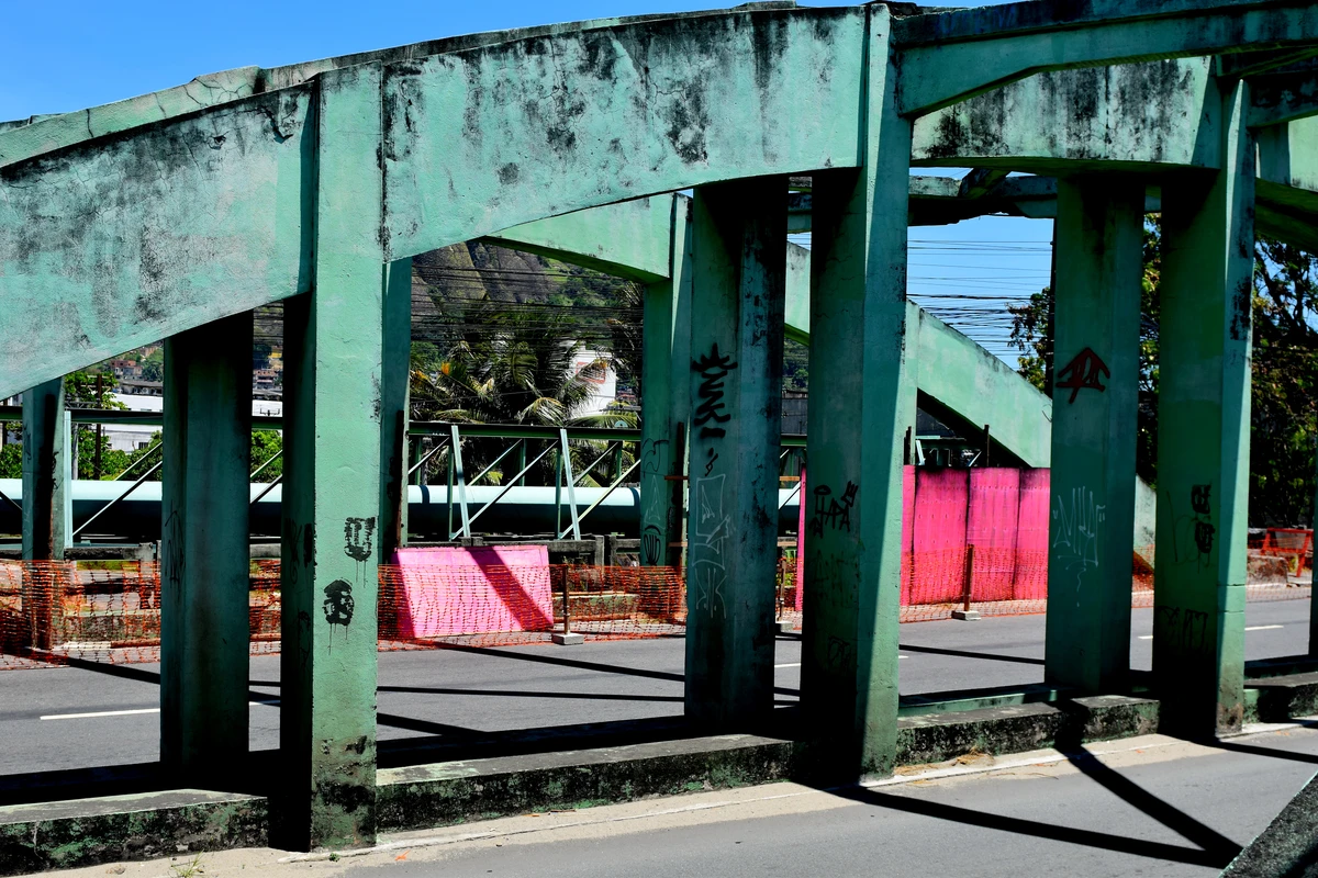 Passarela de pedestres na ponte de São Toquarto por Fernando Madeira