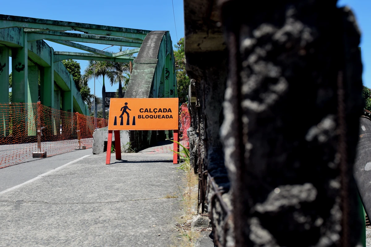 Passarela de pedestres na ponte de São Toquarto por Fernando Madeira