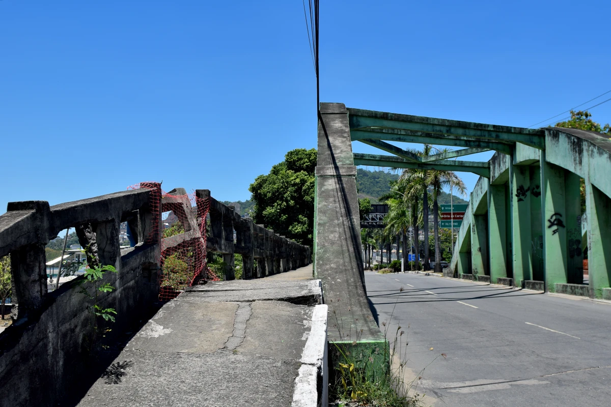 Passarela de pedestres na ponte de São Toquarto por Fernando Madeira