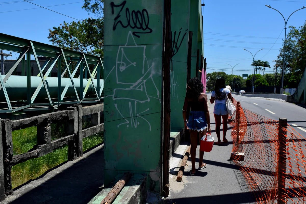 Passarela de pedestres na ponte de São Toquarto por Fernando Madeira