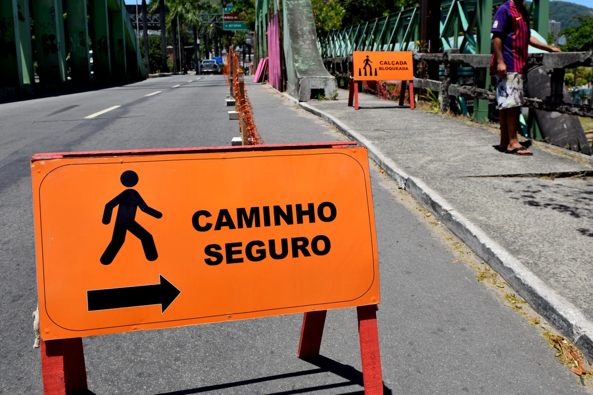 Passarela de pedestres na ponte de São Toquarto por Fernando Madeira