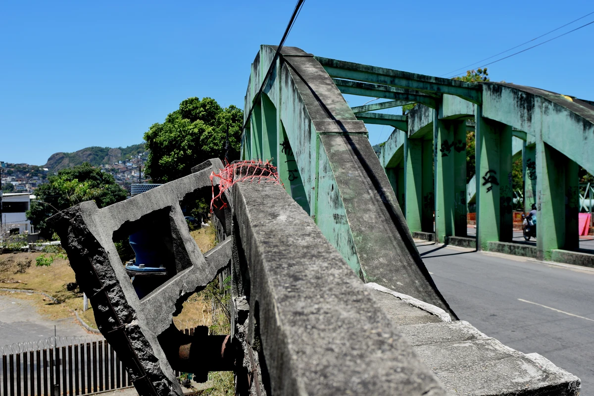 Passarela de pedestres na ponte de São Toquarto por Fernando Madeira