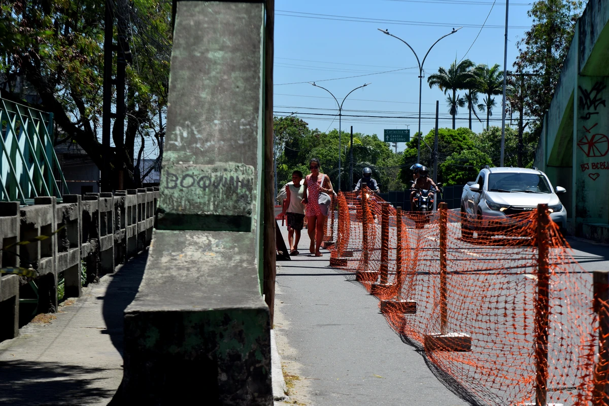 Passarela de pedestres na ponte de São Toquarto por Fernando Madeira