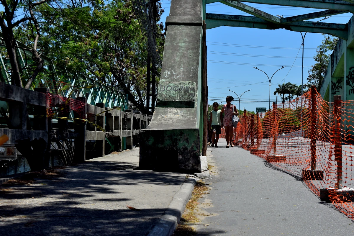 Passarela de pedestres na ponte de São Toquarto por Fernando Madeira