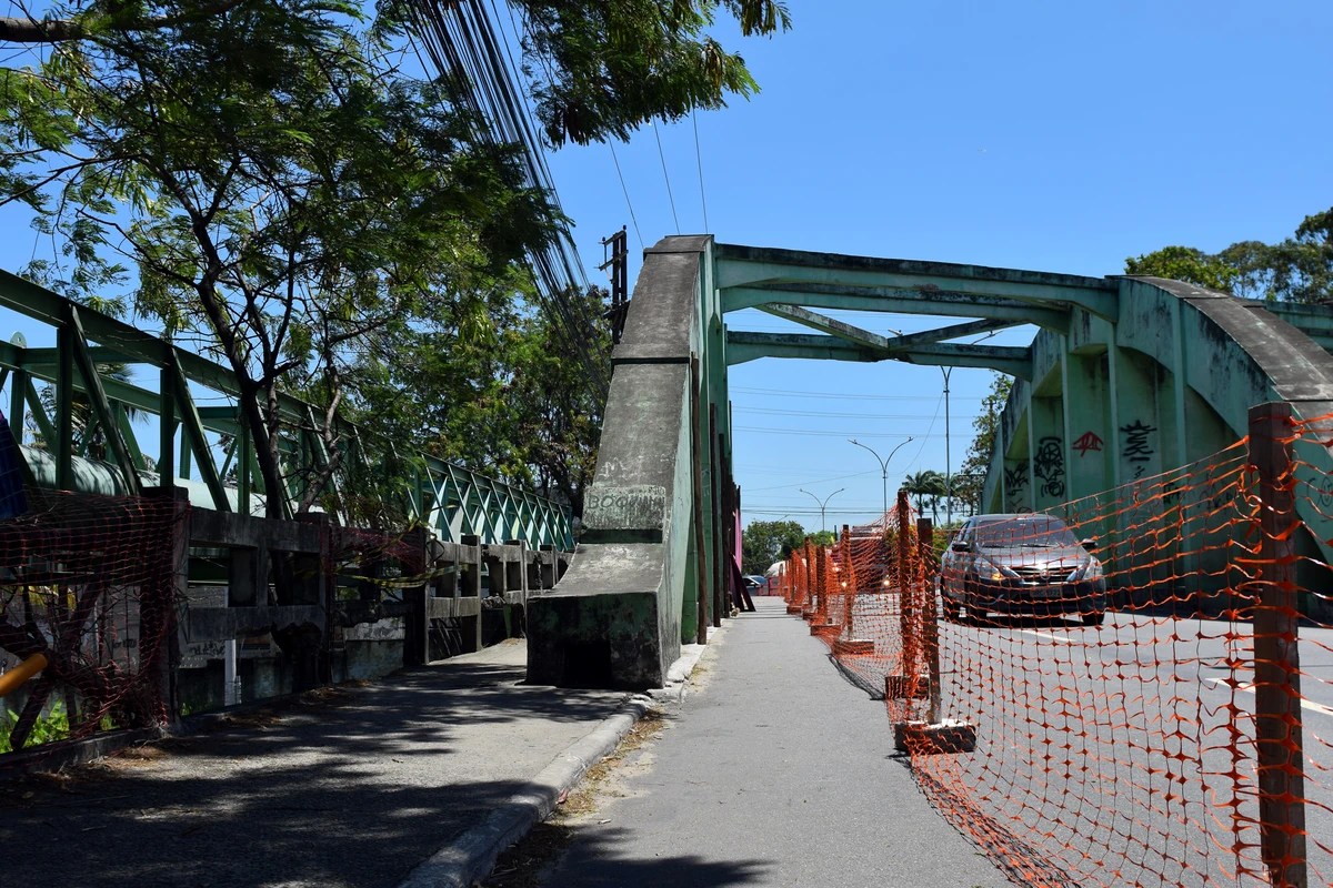 Passarela de pedestres na ponte de São Toquarto por Fernando Madeira